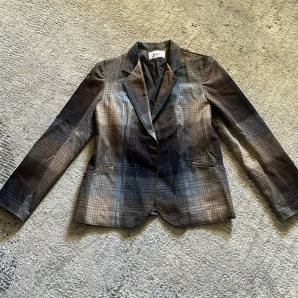 Ladies Vintage Joyce Sportswear plaid jacket. Two real front pocket. Sz Small?